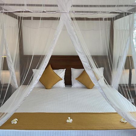 Beach Club Apartments Induruwa Exteriör bild